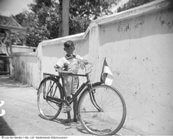 Boy dengan sepeda di jalan-jalan Madura, Indonesia (1950)