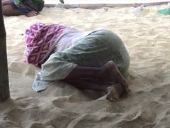 tidur di pasir 1