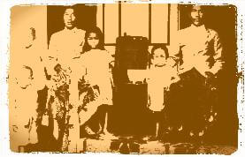 keluarga peranakan Cina di Pasongsongan, Madura. Foto tahun 1920an